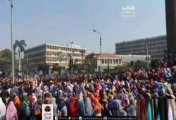 تظاهرة مفاجئة لطلاب جامعة القاهرة بميدان النهضة