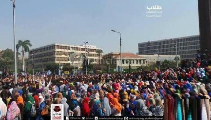تظاهرة مفاجئة لطلاب جامعة القاهرة بميدان النهضة