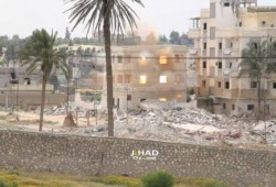 بالصور: قوات الجيش تفجر منزل من ثلاثة طوابق برفح المصرية