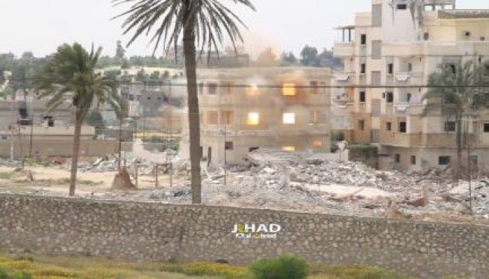 بالصور: قوات الجيش تفجر منزل من ثلاثة طوابق برفح المصرية