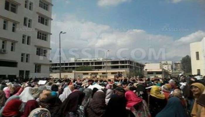 طلاب جامعة  المنصورة في الدقهلية يستمرون في فاعلياتهم وسط الحصار الأمني لقوات الانقلاب