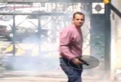 بالفيديو  ضابط قاتل يطلق الرصاص علي الطلاب بجامعة القاهرة  بشكل عشوائي