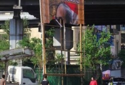 تمزيق أكبر صورة للسيسي بوسط القاهرة