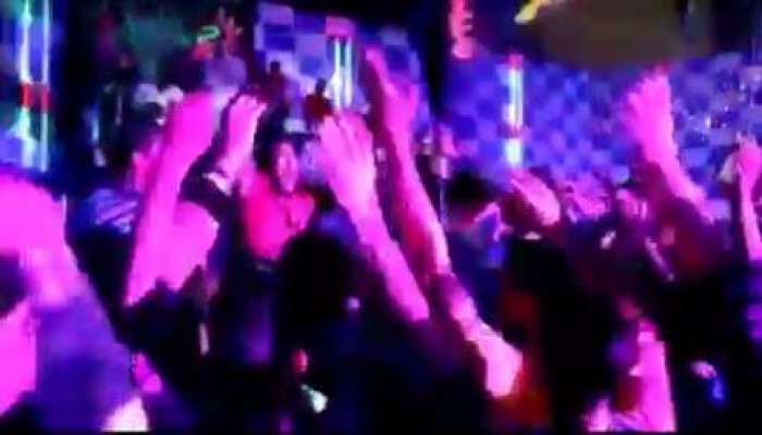 بالفيديو: فرح شعبي يتحول إلى مظاهرة ضد الانقلاب والهتاف «انتخبوا العر**»