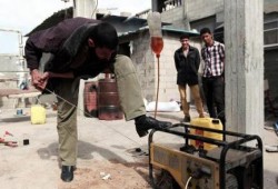 فلسطيني من غزة  يخترع جهازاً لإنتاج الوقود عبر تحليل البلاستيك "حرارياً"
