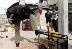 فلسطيني من غزة  يخترع جهازاً لإنتاج الوقود عبر تحليل البلاستيك "حرارياً"