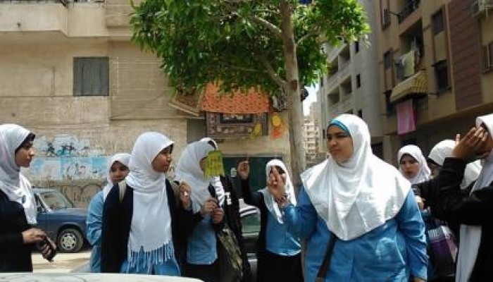 طالبات مدرسة د.عائشة عبد الرحمن ينددن بالاعتقالات المتكررة للنساء