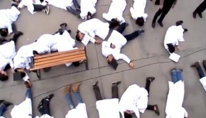 إبداع الاحتجاج .. 529 ناشط تركي يعترضون على حكم إعدام 529 معارض للانقلاب (فيديو)