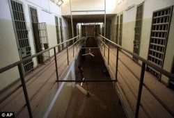 العراق يغلق سجن "أبو غريب" ويخليه من السجناء