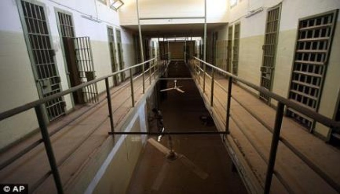 العراق يغلق سجن "أبو غريب" ويخليه من السجناء