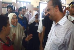 نشطاء يهدون صورة البلتاجي بعد  استشهاد ابنته في الميدان  للخائن بكار