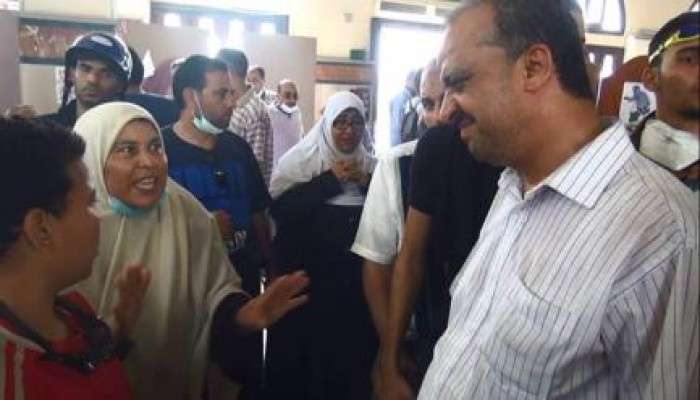 نشطاء يهدون صورة البلتاجي بعد  استشهاد ابنته في الميدان  للخائن بكار