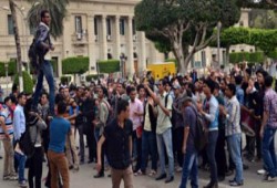 انتفاضة طلابية في جامعات مصر والأمن يحرق كافتيريا الأزهر ويطلق الرصاص علي الطلاب