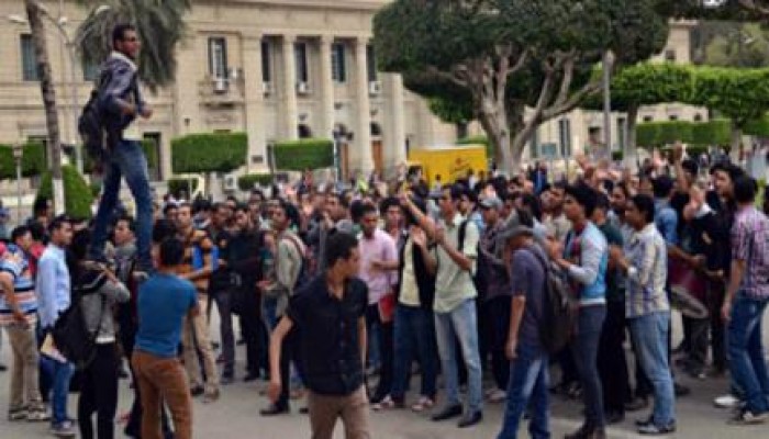 انتفاضة طلابية في جامعات مصر والأمن يحرق كافتيريا الأزهر ويطلق الرصاص علي الطلاب