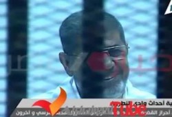 بالفيديو  الرئيس مرسي لم يتمالك نفسه من الضحك على القاضي أثناء المحاكمة