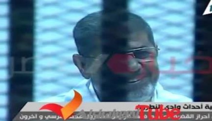 بالفيديو  الرئيس مرسي لم يتمالك نفسه من الضحك على القاضي أثناء المحاكمة