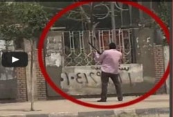 بالفيديو  إطلاق أحد أفراد الشرطة الخرطوش على الطلاب داخل مدرج جامعة الأزهر.