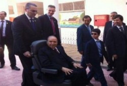 بوتفليقة يدلي بصوته على كرسي متحرك، وجبهة الانقاذ تعلق:انتخابات الرئاسة في الجزائر "مهزلة"