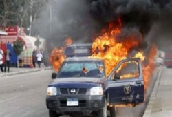 مجهولولون يشعلون النيران في سيارتين للشرطة بطنطا