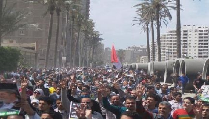 عشرات الآلاف من  الثوار الأحرار في المنتزة - الإسكندرية - في مليونية "مصر مش تكية"