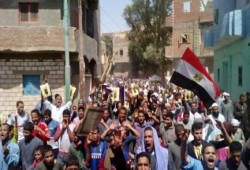 بالصور: مسيرة مهيبة بإحدى قرى المنيا في جمعة "مصر ليست تكية"