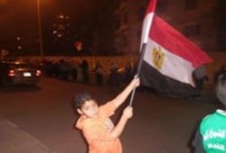 سلسلة بشرية أمام محلات حلواني العيسوى بالشيخ زايد