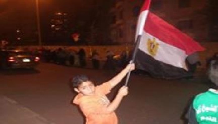 سلسلة بشرية أمام محلات حلواني العيسوى بالشيخ زايد