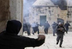 "الاحتلال" يقتحم "الأقصى" وسط إطلاق للقنابل الصوتية