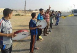 سلاسل بشرية على طريق اسيوط الغربى بقصر الباسل بالفيوم