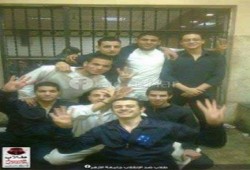صورة  لطلاب الازهر المحكوم عليهم ب 17 سنة من داخل السجن يرفعون شعار رابعة