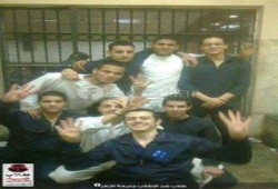 صورة  لطلاب الازهر المحكوم عليهم ب 17 سنة من داخل السجن يرفعون شعار رابعة