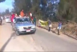 الشرقية: سلاسل بشرية في منشأة عمر والمارة يلوحون باشارة "رابعة"