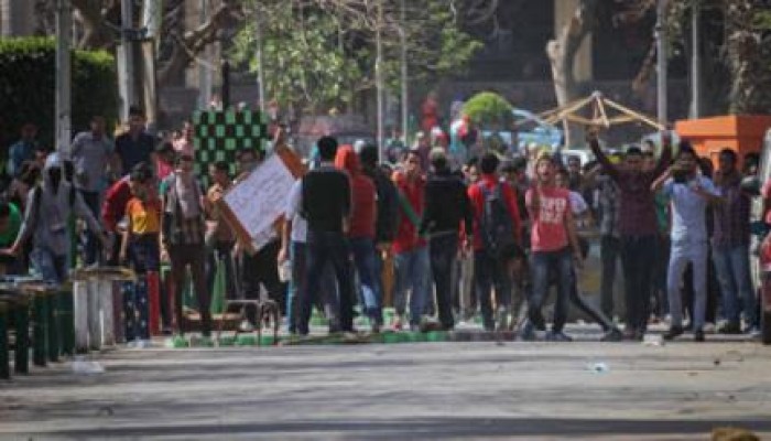 كلاب الأمن يدنسون ساحة جامعة الأزهر بالغاز والخرطوش