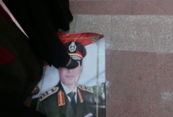 وقفة ساخرة بكلية الآداب بجامعة الفيوم تنديدا بترشح قائد الانقلاب للرئاسة