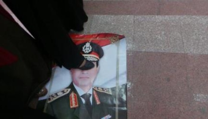 وقفة ساخرة بكلية الآداب بجامعة الفيوم تنديدا بترشح قائد الانقلاب للرئاسة