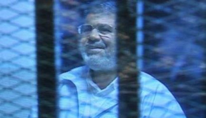 تأجيل ما تسمى بمحاكمة الرئيس مرسي في قضية اقتحام السجون الملفقة لـ30 إبريل