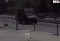 هروب مدرعة أمن مركزي من أمام طلاب جامعة ‫‏الأزهر‬ (فيديو)