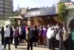 وقفة اهالي المعتقلين الذين تم الاعتداء عليهم بسجن طنطا بسبب اضرابهم عن الطعام (فيديو)