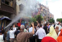 ذكريات مسيرات رابعة .. ميكانيكي يلطف حرارة الجو برش المياه على المتظاهرين "حاميها حراميها"