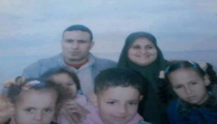 صورة الشهيدة "رضا رمضان" مع زوجها وصغارها