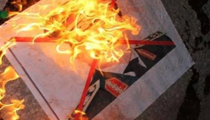 تمزيق صور السيسي وضرب مؤسس تمرد في مسيرة الليبراليين