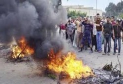 عمال سجاد العملة يقطعون الطريق ويهتفون ضد  رئيس وزراء الانقلاب