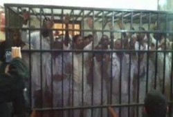 بالفيديو.. معتقلو الشرعية يهتفون وينشدون ضد العسكر بمحكمة جنايات قنا