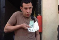 ناشط ليبي ينشر صورة ضابط مصري مقبوض عليه ببنغازي