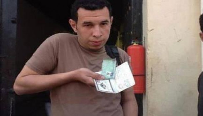 ناشط ليبي ينشر صورة ضابط مصري مقبوض عليه ببنغازي