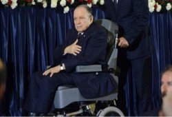 شبه ميتا .. بوتفليقة يؤدي اليمين الدستورية بصعوبة بالغة