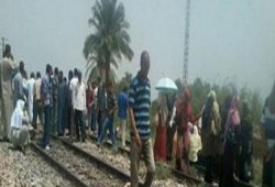 عمال الوبريات بسمنود يقطعون خطوط السكة الحديد بسبب عدم صرف مرتباتهم