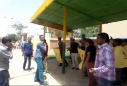 وقفة إحتجاجية لطلاب هندسة وتجارة بجامعة أسوان لدعم "إنتفاضة السجون"