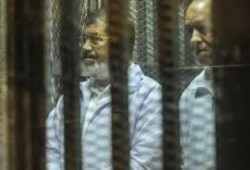 الرئيس "مرسي" لـقاضي "المحكمة الهزلية": ما يحدث تهريج وسيزول وأنا أخشى عليك