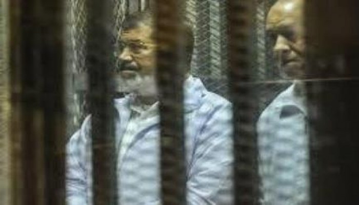 الرئيس "مرسي" لـقاضي "المحكمة الهزلية": ما يحدث تهريج وسيزول وأنا أخشى عليك
